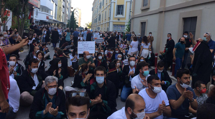 Nöbetteki İzmir Barosu avukatlarından tutuklu gazetecilere destek mesajı - Resim : 1