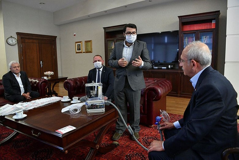 Çiğli Belediye Başkanı Gümrükçü'nün girişimi ile üretilen yerli solunum cihazı Haberal’a teslim edildi - Resim : 1