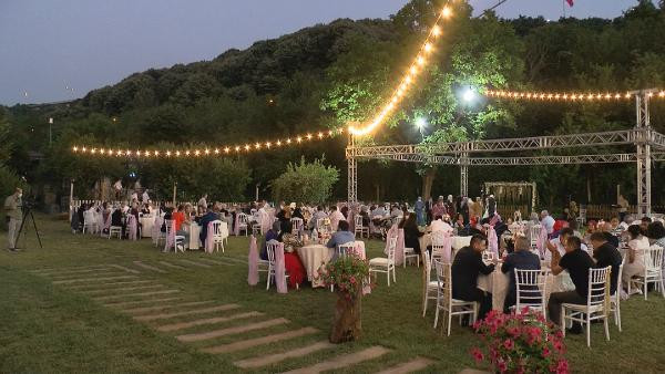 Yasak kalktı: Beykoz'da sosyal mesafeli düğün yapıldı - Resim : 1