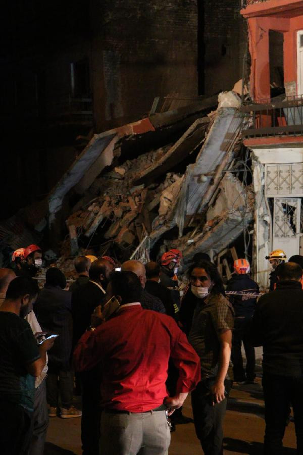 Erzurum'da faciadan dönüldü! Çöken bina panik yarattı - Resim : 1