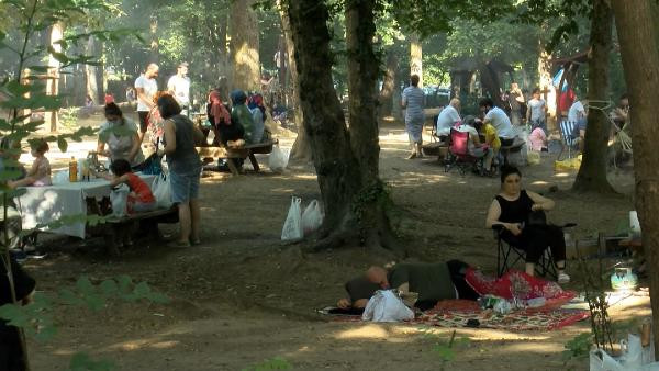 İstanbullular haftasonu piknik alanlarına ve plajlara akın etti - Resim : 1