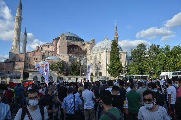 Erdoğan'dan Ayasofya önünde toplanan vatandaşlara tepki - Resim : 1