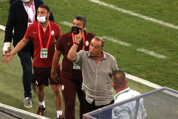 Maç sonu 'Babayı düşer' gerginliği! Fatih Terim, Ankaragücü taraftarıyla tartıştı - Resim : 1