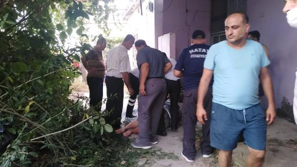 Hatay'da kontrolden çıkan otomobil, kaldırımdaki yayayı ezdi: 1 ölü - Resim : 1