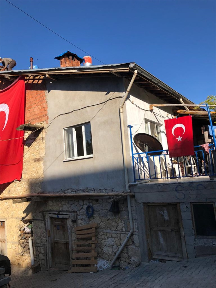 Hakkari'de şehit olan askerin acı haberi ailesine verildi: Karaman'a şehit ateşi düştü - Resim : 2