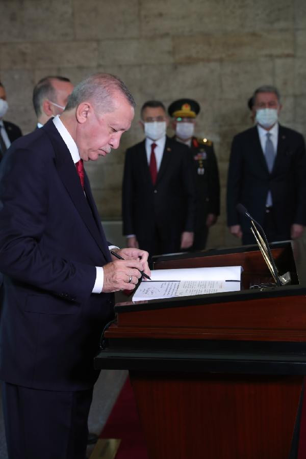 Erdoğan ve YAŞ üyeleri Anıtkabir’i ziyaret etti - Resim : 1