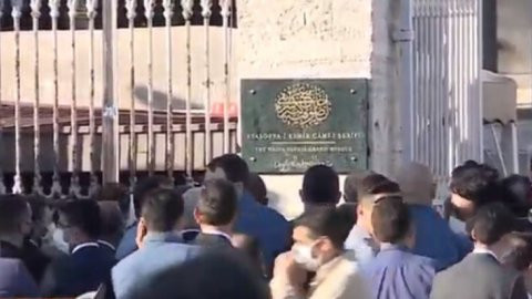 Erdoğan ve Bahçeli'nin ziyareti sırasında Ayasofya'ya cami tabelası asıldı