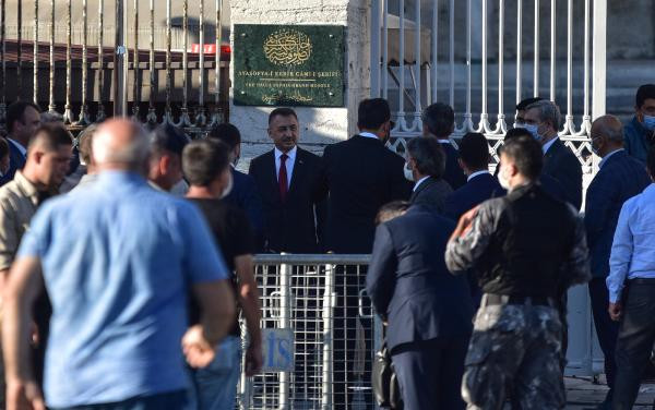 Erdoğan ve Bahçeli'nin ziyareti sırasında Ayasofya'ya cami tabelası asıldı - Resim : 3
