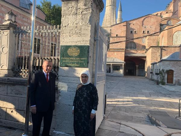 Erdoğan ve Bahçeli'nin ziyareti sırasında Ayasofya'ya cami tabelası asıldı - Resim : 4