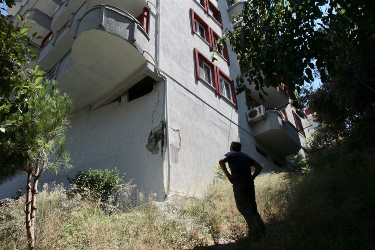 Mudanya'da zemin kolonu patlayan 7 katlı apartman boşaltıldı - Resim : 1