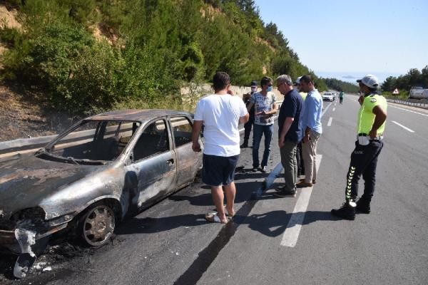 Edirne'de otomobildeki alevler ormana sıçradı, yangın 2 saatte söndürüldü - Resim : 1