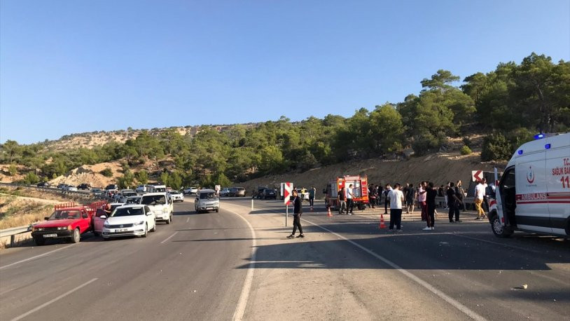 Mersin'in Mut ilçesinde askerleri taşıyan otobüs devrildi: 4 asker şehit oldu, iki şoför hayatını kaybetti - Resim : 1