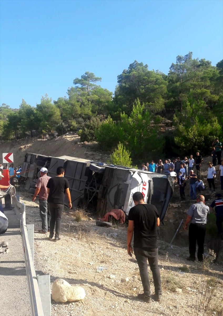 Mersin'in Mut ilçesinde askerleri taşıyan otobüs devrildi: 4 asker şehit oldu, iki şoför hayatını kaybetti - Resim : 3