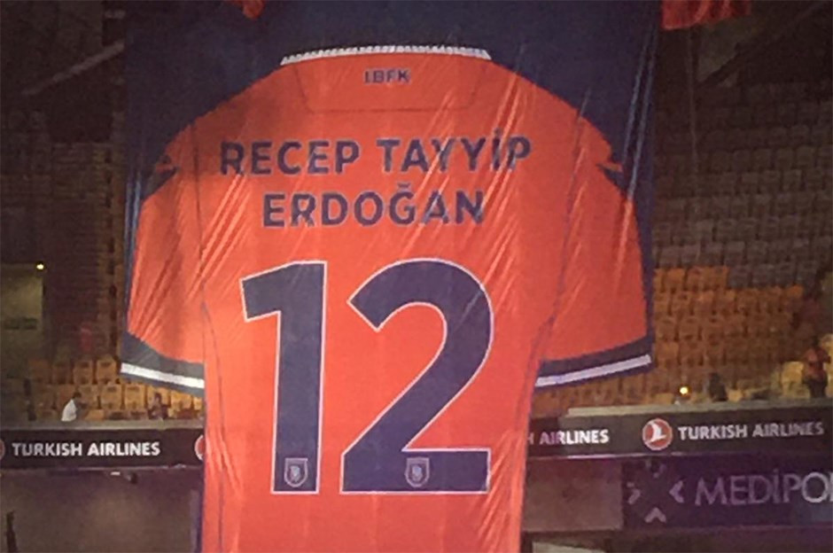 Erdoğan'ın 12 numaralı Başakşehir forması emekli edildi - Resim : 1