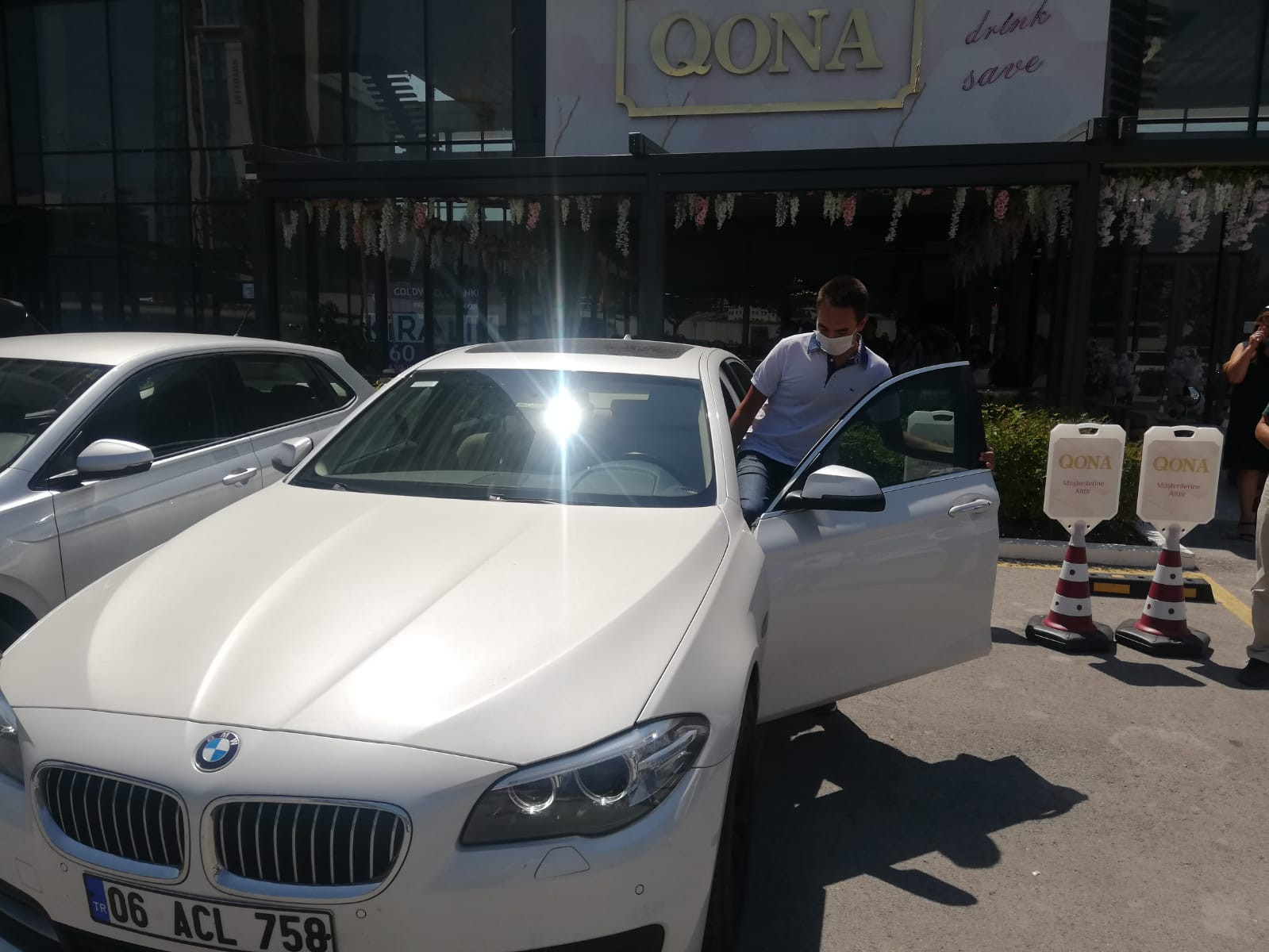 YKS'de Türkiye birincisi olan öğrencisine lüks otomobilini hediye etti - Resim : 1