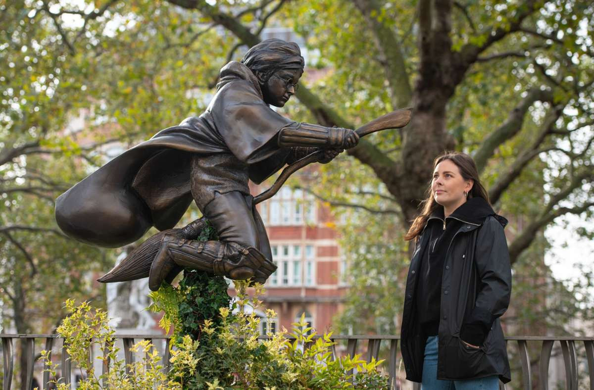 Harry Potter’ın heykeli Londra'da görücüye çıktı - Resim : 1