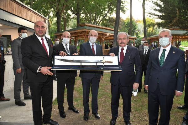 TBMM Başkanı Mustafa Şentop hediye kılıçla döner kesti - Resim : 1