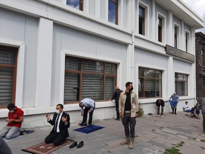 Atanan Kayyum ilk iş olarak Kars Belediyesi'nin önünde namaz kıldı - Resim : 1