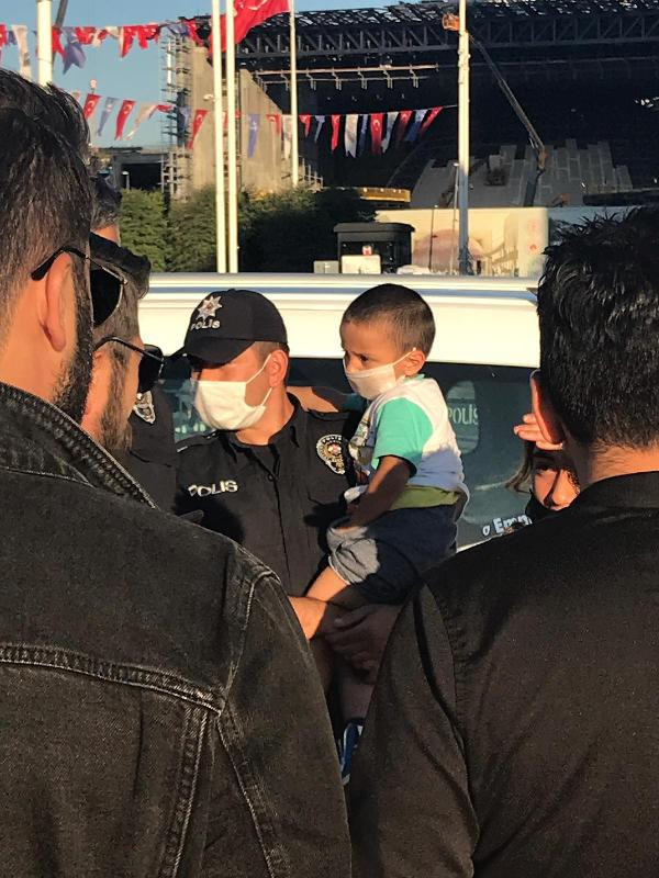 Taksim'de kaybolan çocuğu polisler buldu - Resim : 1