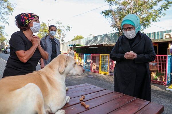 Emine Erdoğan barınaktan engelli köpek sahiplendi - Resim : 2