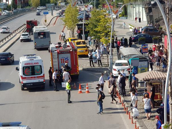 İzmit'te kalp krizi geçiren otomobilin sürücüsü otobüs durağına daldı: 4 yaralı - Resim : 1