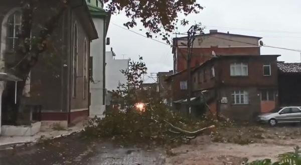 Bursa'da şiddetli yağış hayatı olumsuz etkiledi - Resim : 1