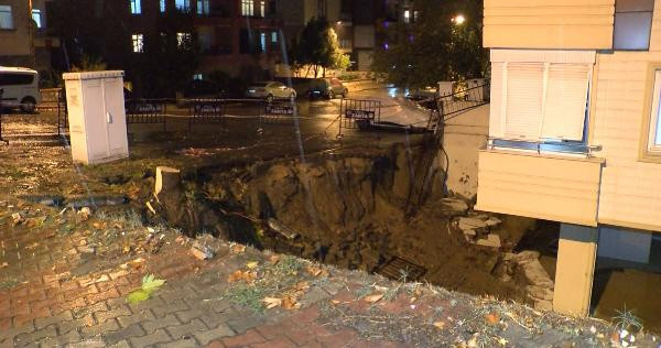 Kartal'da sağanak yağmurda bahçe duvarı çöktü - Resim : 1