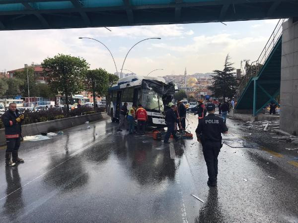 Ankara'da feci kaza! Belediye otobüsü üst geçit asansörüne daldı, çok sayıda yaralı var - Resim : 1