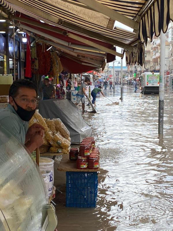 İzmir'de sağanak yağış: Cadde ve sokaklarda su baskını - Resim : 1