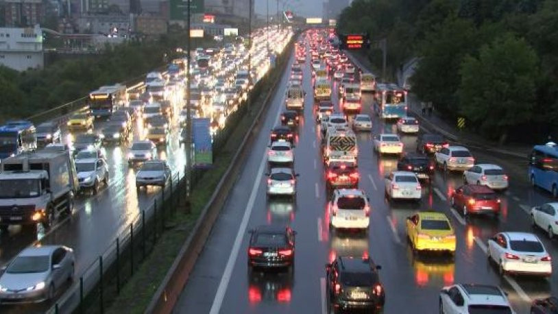 İstanbul'da beklenen yağış başladı: Trafik yoğunluğu yüzde 85 oldu