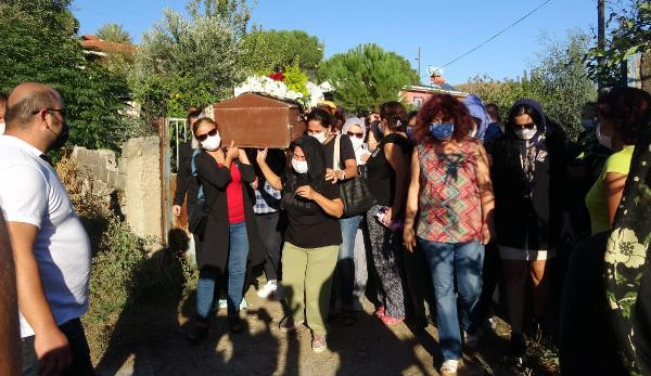 Suat Aksoy'un katlettiği Hatice Tusu kadınların omzunda son yolculuğuna uğurlandı - Resim : 3