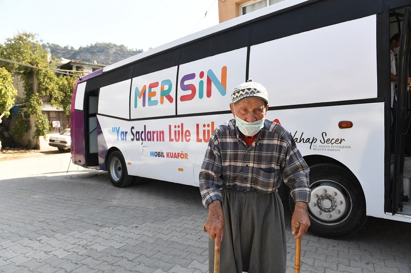 Mersin'de 'Yar Saçların Lüle Lüle' sloganıyla mobil kuaför hizmeti - Resim : 1