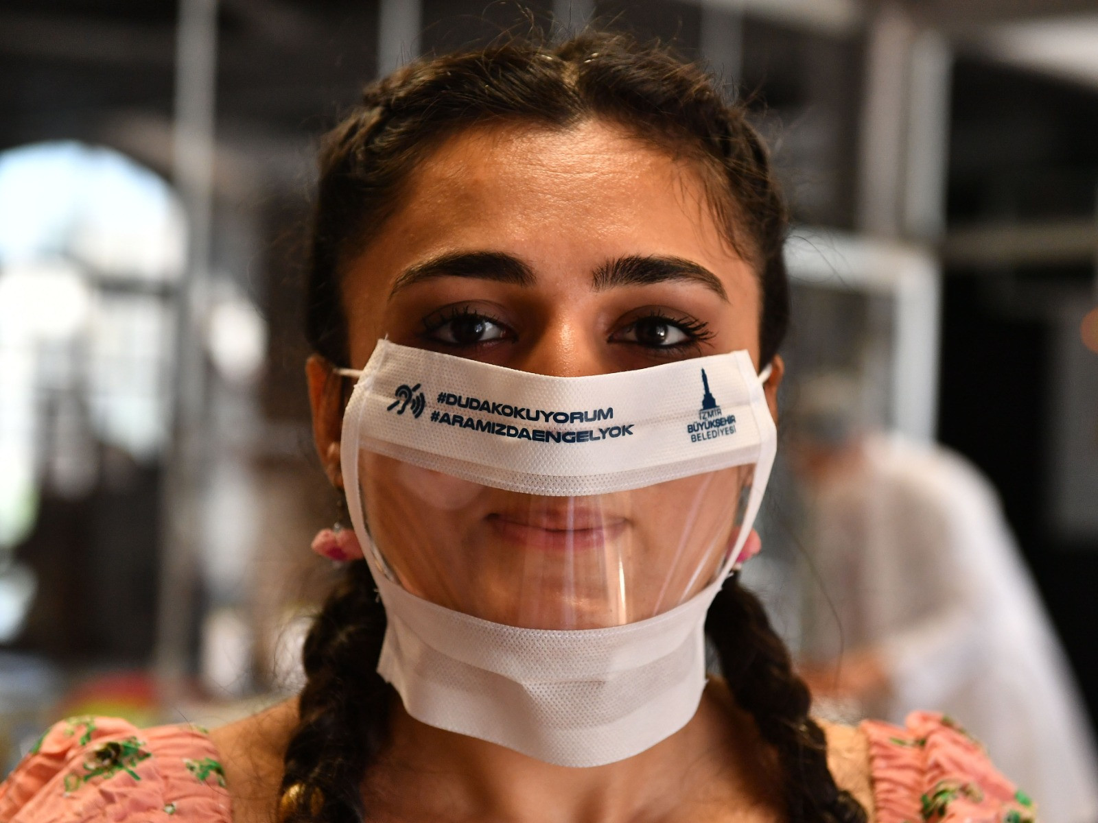 İzmir Büyükşehir Belediyesi'nin engelli bireyler için ürettiği şeffaf maskeye rekor talep - Resim : 1