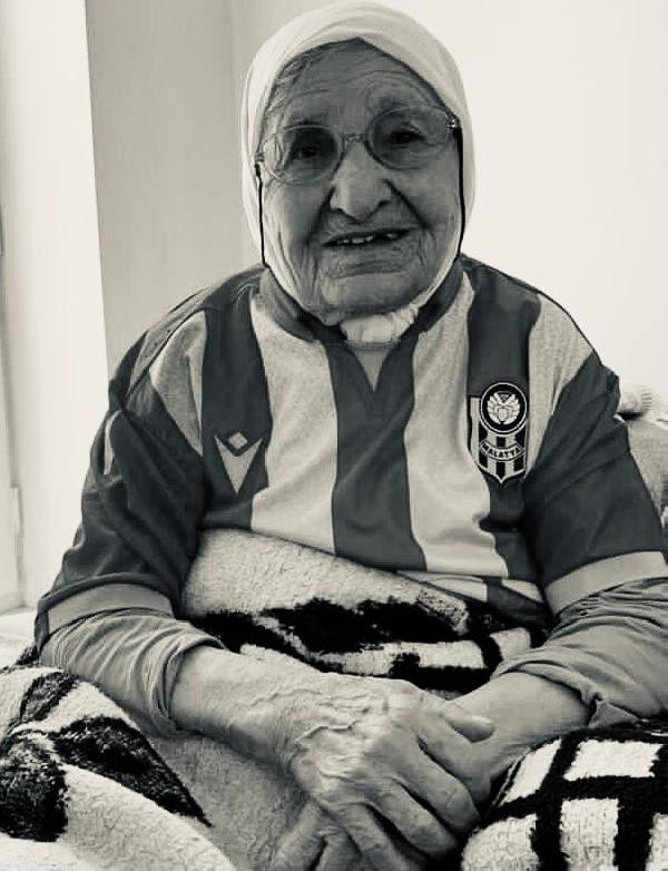 Malatyaspor'un en yaşlı taraftarı Fadime Çınar koronavirüse yenik düştü - Resim : 1