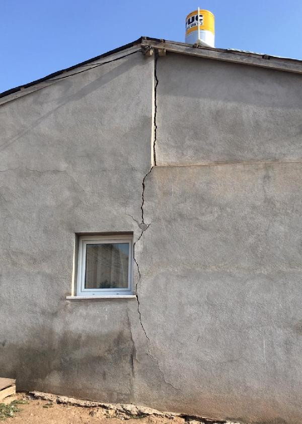 Erzincan'da 4.3 büyüklüğünde depremde 23 evde hasar - Resim : 2