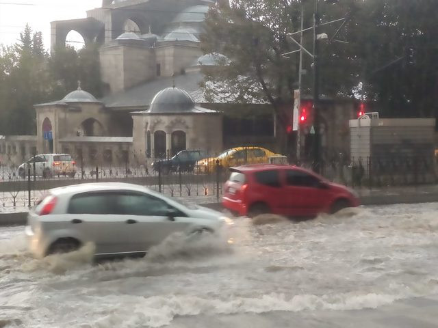 İstanbul'da beklenen yağış başladı - Resim : 1