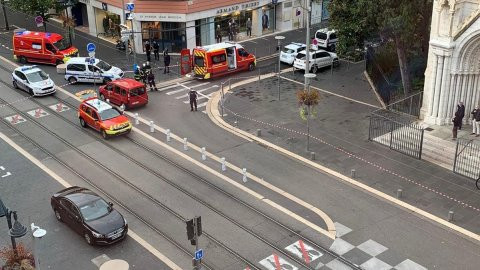 Fransa'nın Nice kentinde bıçaklı saldırı: 3 ölü