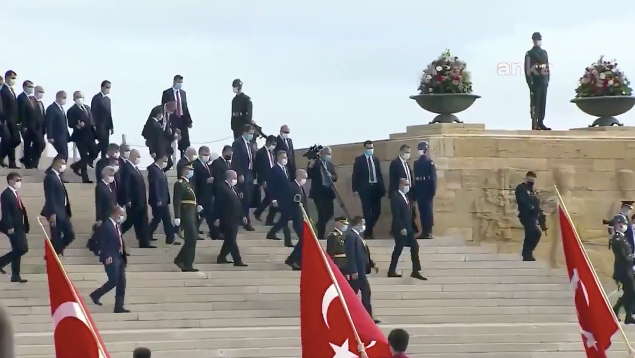 Atatürk'e saygısızlığı adet haline getirdiler! Anıtkabir'de 'seni seviyoruz reis' sesleri...