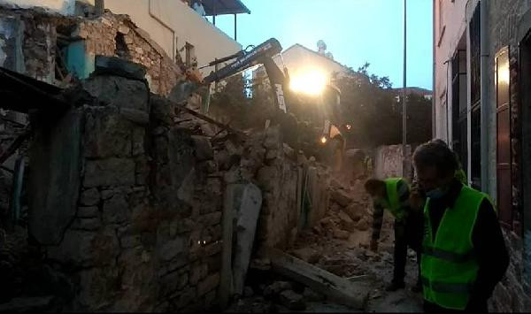 İzmir Foça'da hasar gören 3 bina ekipler tarafından yıkıldı - Resim : 1