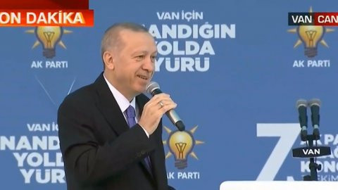 Türkiye İzmir'e ağlarken Erdoğan Van'da gülerek partisini övdü: Böyle bir parti yok, sadece AK Parti