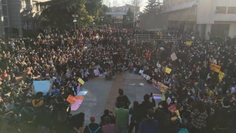 'Kayyum rektör istemiyoruz' diyen Boğaziçi öğrencileri ev baskınlarıyla gözaltına alındı!