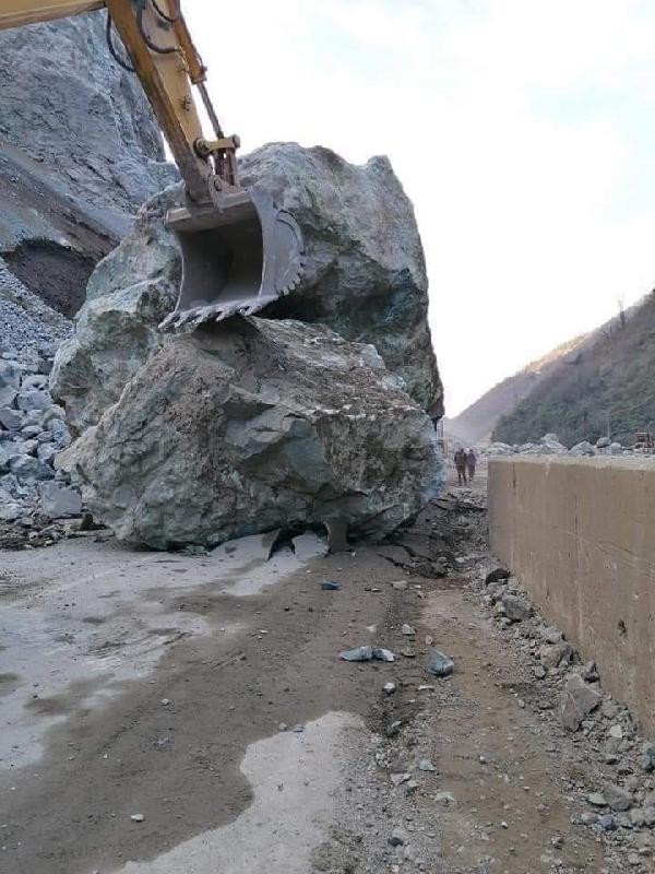 Tehlike oluşturan dev kaya düşürüldü - Resim : 1