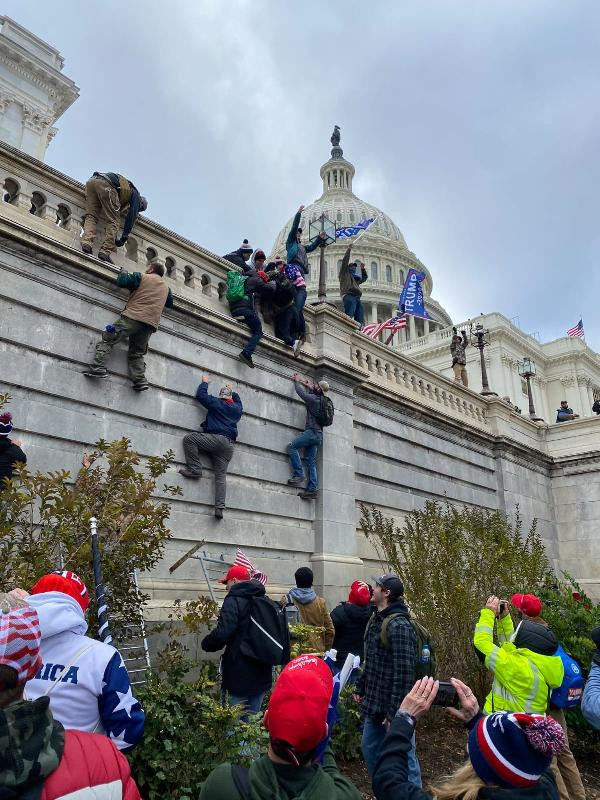 Kongre binasını basan göstericiler Nancy Pelosi’nin maillerini okudu - Resim : 1