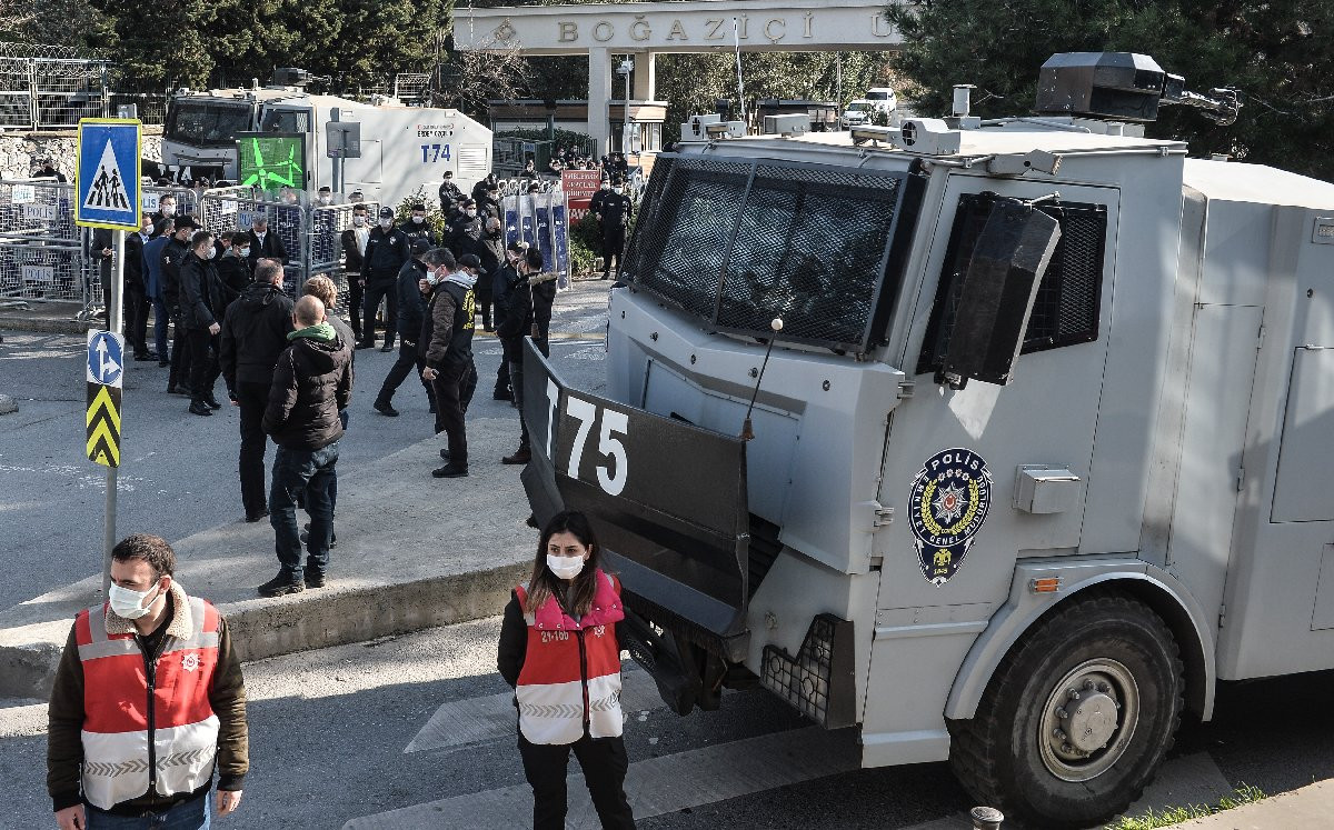 Boğaziçi Üniversitesi'nde skandal görüntü: Kelepçe gitti, TOMA’lı barikat geldi - Resim : 1