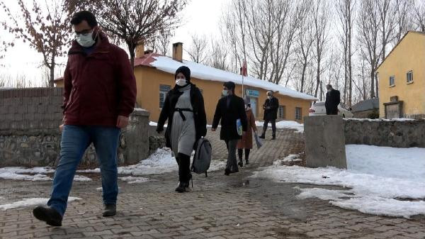 Öğrenciler uzaktan eğitime ulaşamadı! Öğretmenler kapı kapı dolaştı - Resim : 1