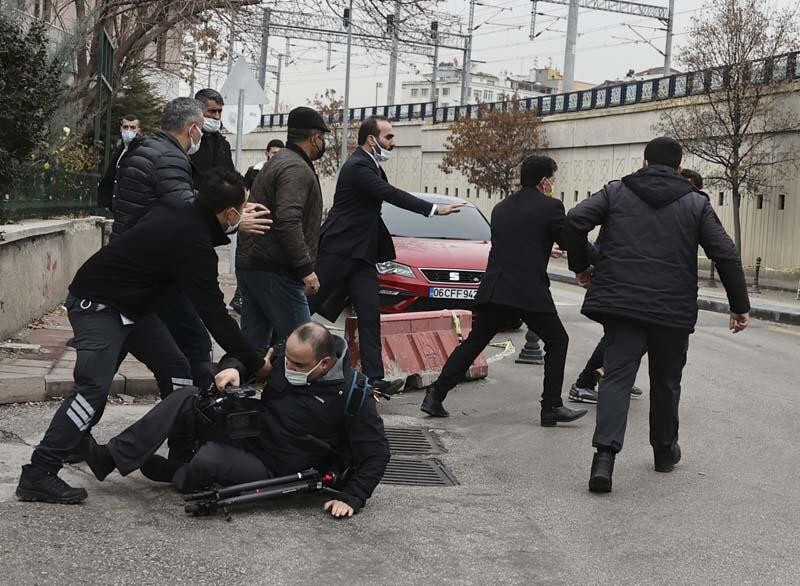 Ümitcan Uygun'un yakınları gazetecilere saldırdı! - Resim : 1