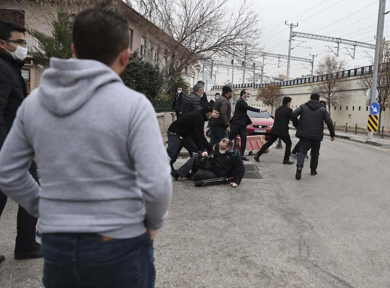 Ümitcan Uygun'un yakınları gazetecilere saldırdı! - Resim : 2
