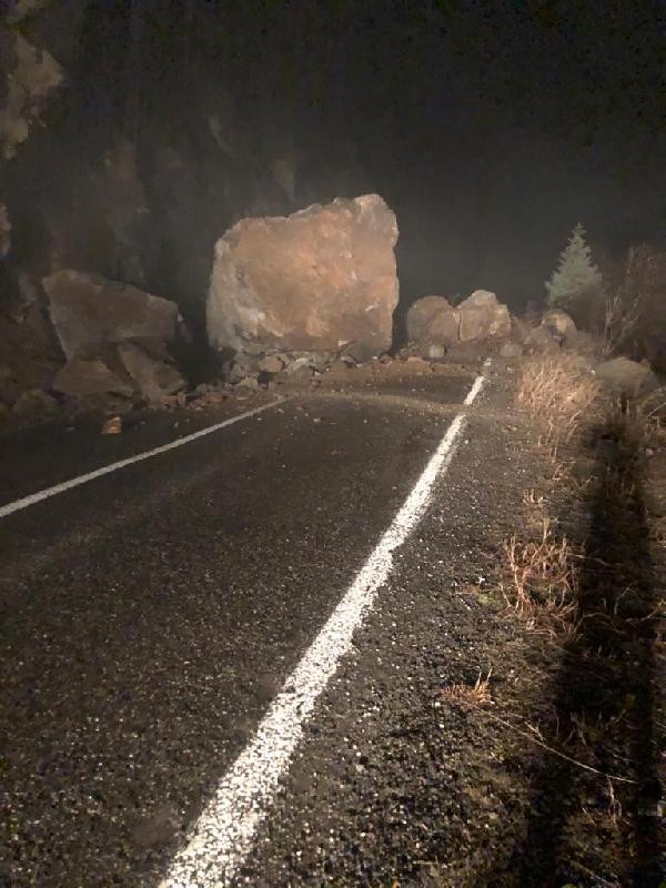 Artvin-Şavşat yolu kaya düşmesi sonucu ulaşıma kapandı - Resim : 1