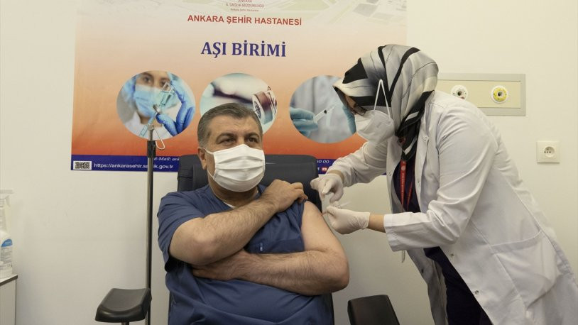Sağlık Bakanı Fahrettin Koca ve Bilim Kurulu üyeleri canlı yayında aşı oldu!