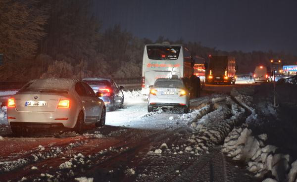 Sivas'ta kar yağışı: Kara yolu kapandı, araçlar yolda kaldı - Resim : 1